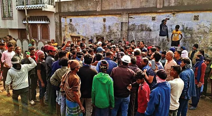 উৎপাদন বন্ধ করিয়ে কারখানা  কর্তৃপক্ষকে গ্রাম হাঁটাল জনতা