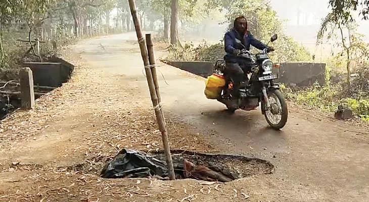 লটপদায় জীর্ণ কালভার্ট দিয়ে ঝুঁকি নিয়ে চলছে পারাপার, দ্রুত সংস্কারের দাবি এলাকাবাসীর