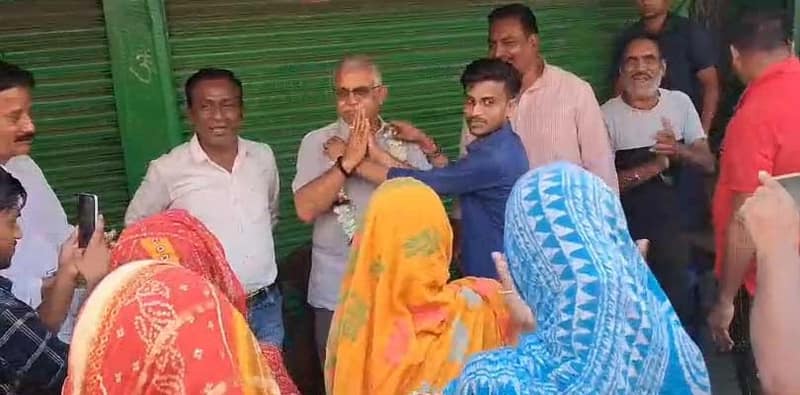 চা-চক্রের নামে ভোটের আগের দিনও প্রচার দিলীপ ঘোষের, নির্বাচন কমিশনের দ্বারস্থ তৃণমূল প্রার্থী