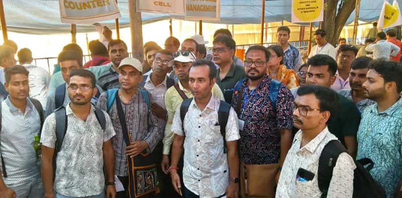 ভোটকর্মীরা ট্রেনিং ও খাবার টাকা না পাওয়া বিক্ষোভ বোলপুর কলেজে, টাকা না পাওয়া পর্যন্ত ভোটের সামগ্রী না নেওয়ার হুঁশিয়ারি