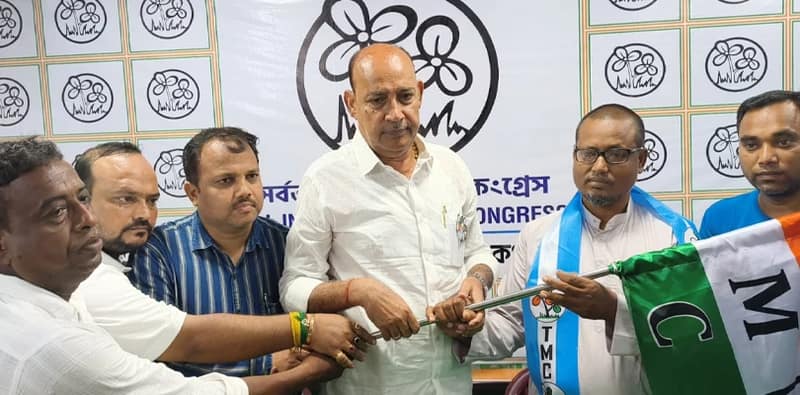 নির্বাচনের দুই দিন আগে উলুবেড়িয়া দক্ষিণ বিধানসভার আম জনতা উন্নয়ন পার্টির প্রার্থী শেখ হাবিব যোগদিলেন তৃণমূলে