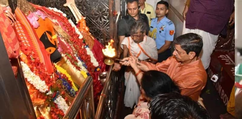 কালীঘাট মন্দিরে পুজো দিলেন সস্ত্রীক রাজ্যপাল আর এন রভি