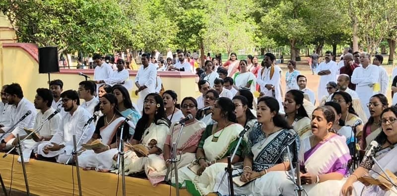 শান্তিনিকেতনে রবীন্দ্রজন্মোৎসব অনুষ্ঠান উপলক্ষ্যে মাধবী বিতানে বিশ্বভারতীর পড়ুয়ারা