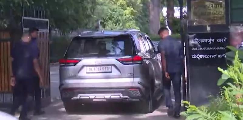 দিল্লিতে কংগ্রেসের সভাপতি মল্লিকার্জুন খাড়্গের বাসভবনে এলেন রাহুল গান্ধী