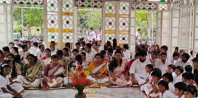 আজ পঁচিশে বৈশাখ রবীন্দ্রজন্মোৎসব উপলক্ষ্যে বৈতালিক ও কবিকণ্ঠের পর শান্তিনিকেতনে শুরু হল উপাসনা