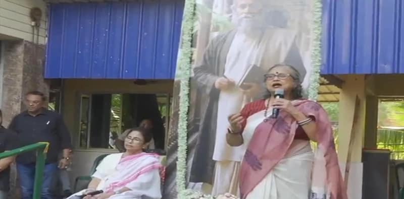নিজের বাড়ির উঠোনে রবীন্দ্র জয়ন্তী পালন করলেন তৃণমূল সুপ্রিমো মমতা বন্দ্যোপাধ্যায়