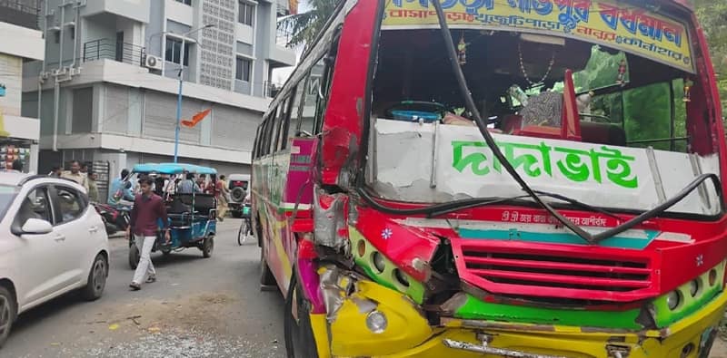 কনেযাত্রী বোঝাই বাসের সঙ্গে ট্রাক্টরের মুখোমুখি সংঘর্ষ, আহত অন্তত ৮