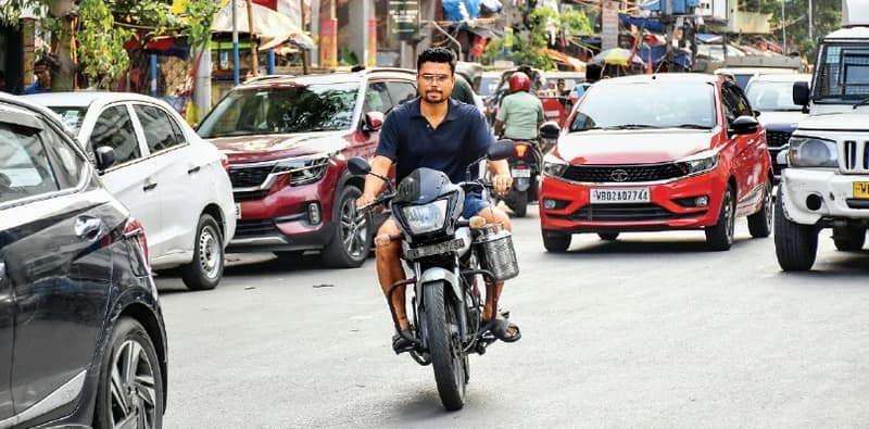 হেলমেট নিয়ে কড়া লালবাজার, শুরু অভিযান