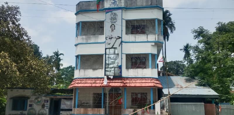 তৃণমূলের তিনতলা পার্টিঅফিসে তালা, বাতি জ্বালানোর লোক নেই
