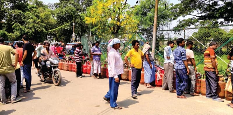 ফরাক্কায় রান্নার গ্যাস না পেয়ে ক্ষোভ চরমে, বুকিং ঘিরে হাতাহাতিতে উত্তেজনা