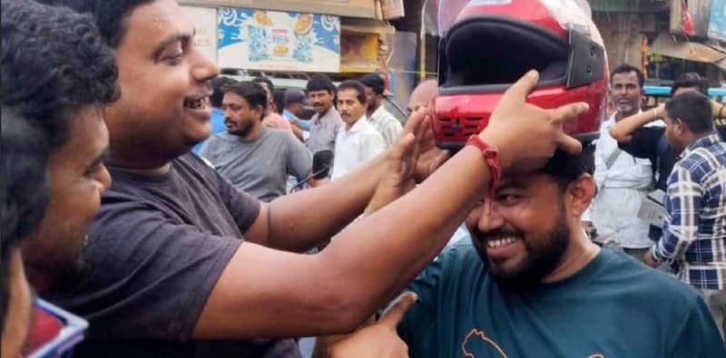 তৃণমূলের জেলা নেতাকে হেলমেট পরিয়ে চাঁচলে সচেতনতার বার্তা বিজেপি নেতৃত্বের