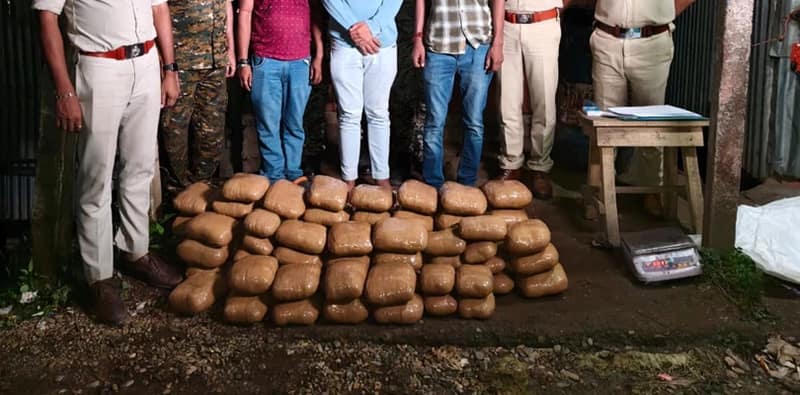গোপন সূত্রে খবর পেয়ে কোচবিহারের ঘোকসাডাঙ্গা থানা এলাকায় নাকা তল্লাশিতে গাড়ির ভিতর থেকে উদ্ধার প্রায় ৬৫ কেজি গাঁজা, আটক ২