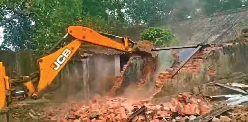 কুলটি ও বার্নপুরে চলল বুলডোজার, ভাঙা পড়ল তৃণমূলের পার্টি অফিস