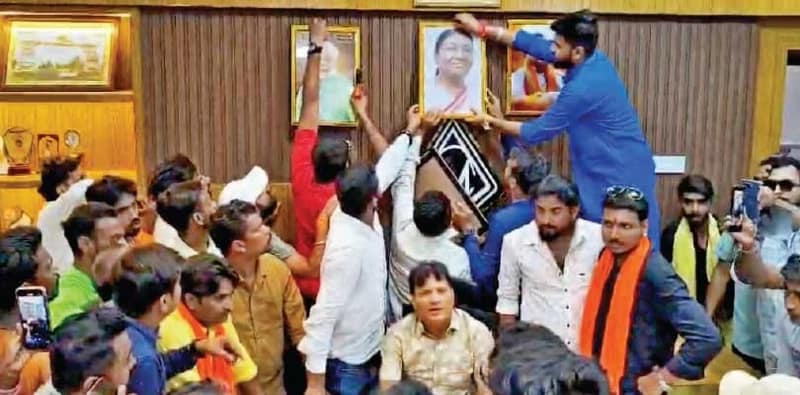 চেয়ারে মেয়র, মমতার ছবি সরাল বিজেপির নেতাকর্মীরা, আসানসোলে উত্তেজনা, আটক পদ্মনেত্রী