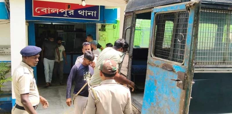 ডাকাতির ছক বানচাল! গভীর রাতে আগ্নেয়াস্ত্র সহ পুলিশের জালে ৭ দুষ্কৃতী