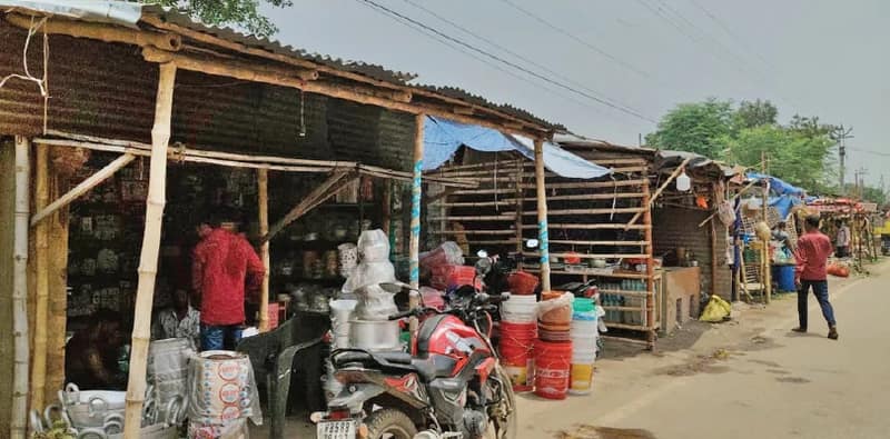 সালারে বুলডোজার আতঙ্কে ব্যবসায়ীরা, রাস্তার দু’পাশ থেকে দখলদারদের সরে যেতে নির্দেশ