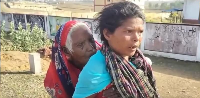 ব্যাংকে না গেলে মিলবে না পেনশন! ৯০ বছরের বৃদ্ধাকে পিঠে চাপিয়ে প্রায় ৯ কিমি পাড়ি মহিলার