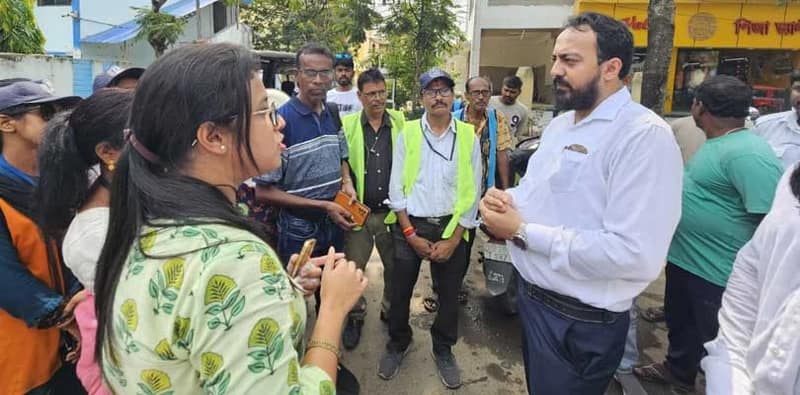 বর্ষাকালে বেহালায় ডেঙ্গু সংক্রমণ ঠেকাতে আজ  ১২৭ নম্বর ওয়ার্ডে ভেক্টর কন্ট্রোল টিমের সঙ্গে এলাকা পরিদর্শনে বেহালা পশ্চিমের বিধায়ক ড: ইন্দ্রনীল খাঁ