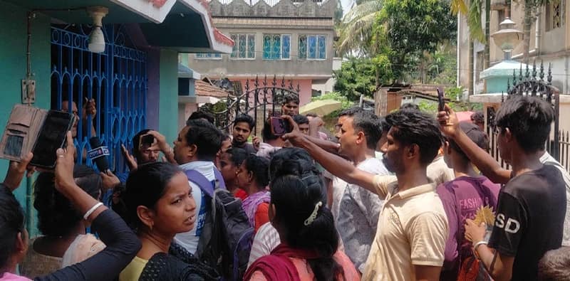 একাধিক অভিযোগে উলুবেড়িয়া পুরসভার ৯ নম্বর ওয়ার্ডের কাউন্সিলর রীতা বন্দ্যোপাধ্যায়ের বাড়িতে এলাকাবাসীদের ব্যাপক বিক্ষোভ