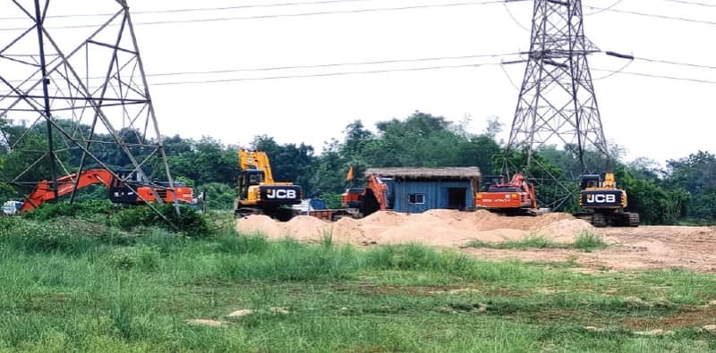 প্রশাসনের নির্দেশ সত্ত্বেও ১২০০ টাকায় মিলছে না বালি, স্থানীয়দের বিক্ষোভে খাদান বন্ধ, পাশে বিরোধীরা