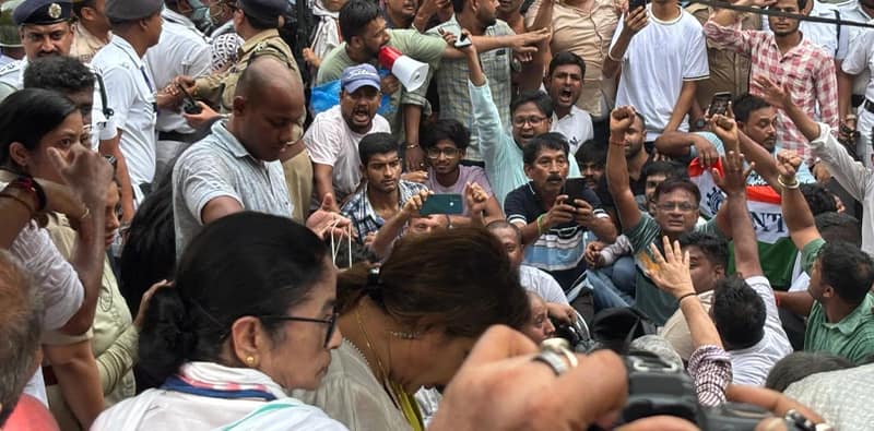 মমতা বন্দ্যোপাধ্যায়ের ধরনাস্থলে বহু মানুষের ভিড়, চলছে স্লোগান