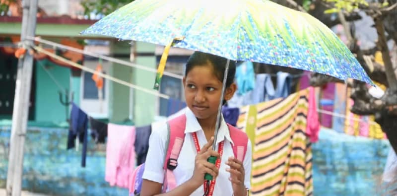 গরমে নাজেহাল পড়ুয়ারা, সকালে পঠনপাঠন শুরু করতে নির্দেশিকা