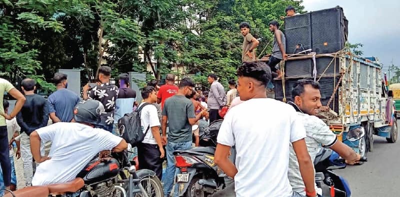 শওকতের গ্রেপ্তারিতে ‘মাছ চোর’ গান বাজিয়ে দিনভর উল্লাস,  জমি ও ভেড়ি দখলের অভিযোগ