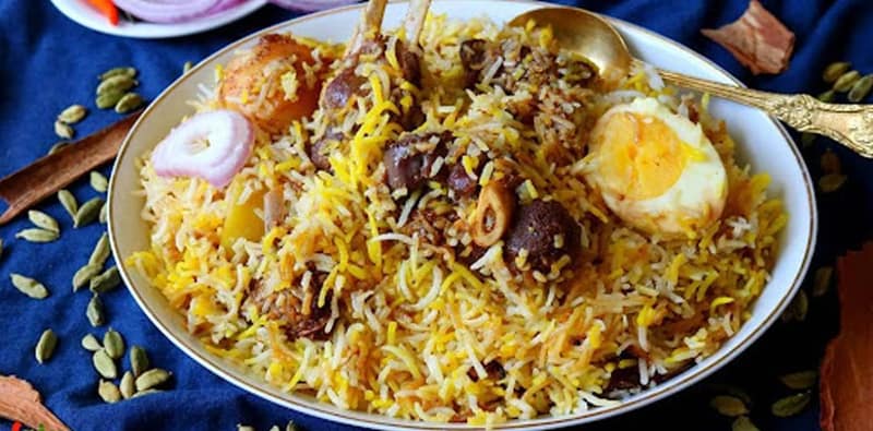 বিরিয়ানির প্লেটে সেদ্ধ টিকটিকি! হুলস্থুল