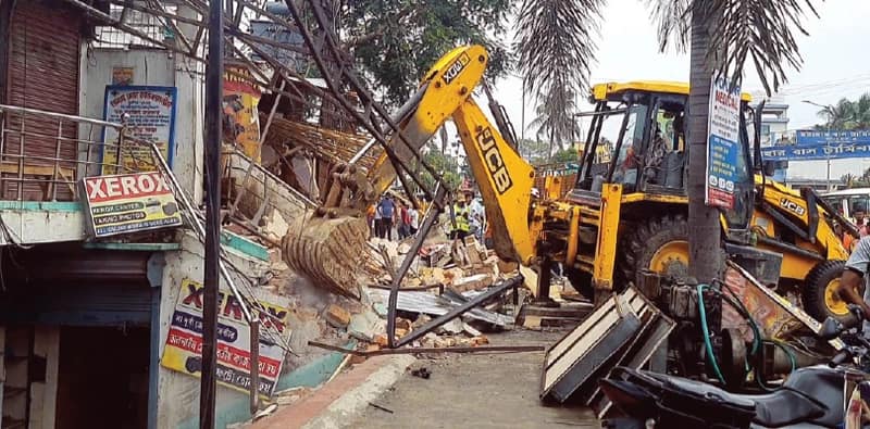রাস্তার দু’ধার দখলমুক্ত করতে ফের বুলডোজার চলল ইটাহারে