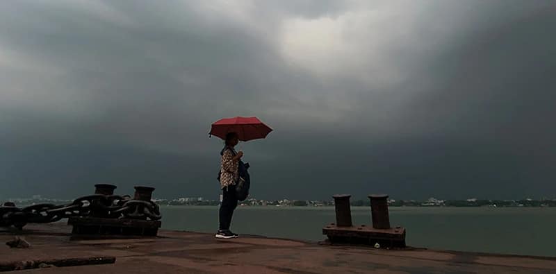 ৬০ কিমির  কালবৈশাখীর সঙ্গে স্বস্তির বৃষ্টি শহরে