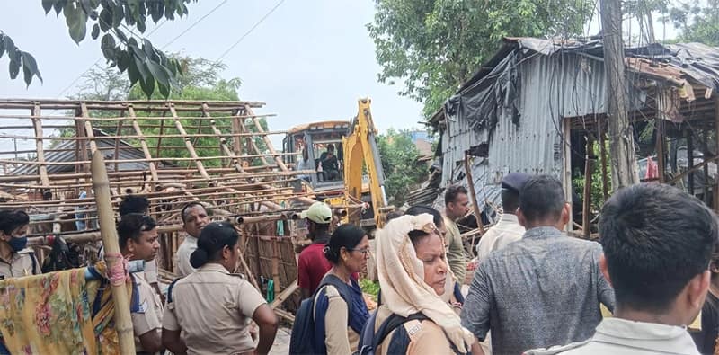 কাটোয়ায় রেলের টিআরডি কলোনীতে চলল বুলডোজার, জবরদখল উচ্ছেদ করল রেল