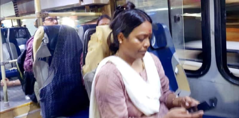 নিজের গাড়ি নেই, লোকাল বাসের যাত্রী মমতার মন্ত্রী!
