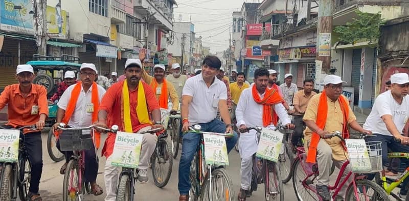 মুর্শিদাবাদের জিয়াগঞ্জ-আজিমগঞ্জ পুরসভার উদ্যোগে বাইসাইকেল ডে উপলক্ষ্যে রালিতে রাজ্যের মন্ত্রী গৌরী শঙ্কর ঘোষ