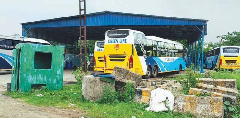 কামারহাটিতে বিশাল সরকারি জমিতে বেসরকারি বাস সংস্থার অবৈধ গ্যারাজ