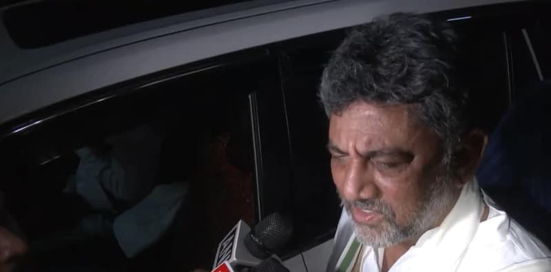 বেঙ্গালুরুতে বর্ষীয়ান কংগ্রেস নেতা বীরাপ্পা মইলির সঙ্গে সাক্ষাতে কর্ণাটকের মুখ্যমন্ত্রী ডি কে শিবকুমার
