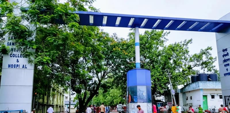 বাঁকুড়া: বুলডোজারের শঙ্কায় মেডিকেল কলেজ এলাকা থেকে সরে যাচ্ছেন ব্যবসায়ীরা
