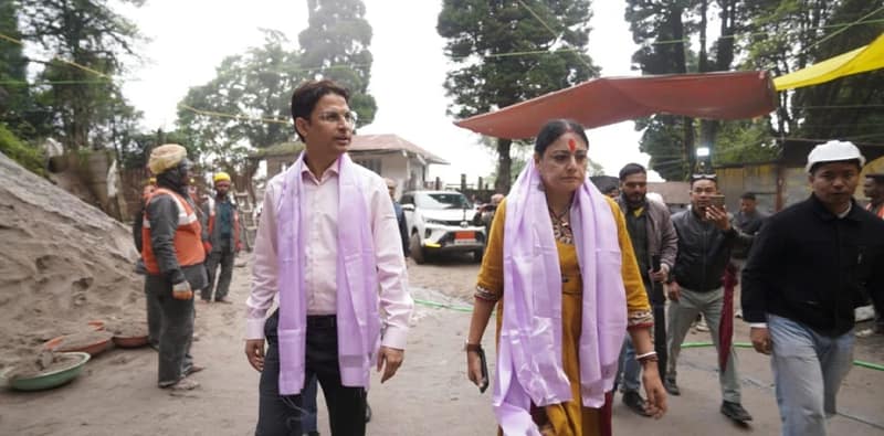দার্জিলিংয়ে সিঞ্চল লেক সংস্কার প্রকল্পের কাজ খতিয়ে দেখতে অগ্নিমিত্রা পাল  সঙ্গে  সাংসদ রাজু বিস্তা