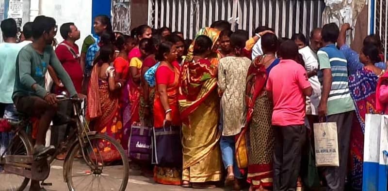 অন্নপূর্ণা যোজনার ফর্ম জমা দেওয়ার জন্য উলুবেড়িয়া মহকুমা শাসকের দপ্তরের সামনে ভীড়