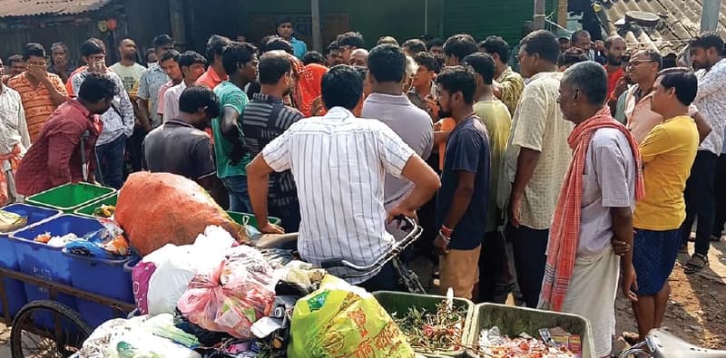 ঘাটালে দুর্গন্ধে অতিষ্ঠ বাসিন্দারা, পুরসভার গাড়ি আটকে বিক্ষোভ