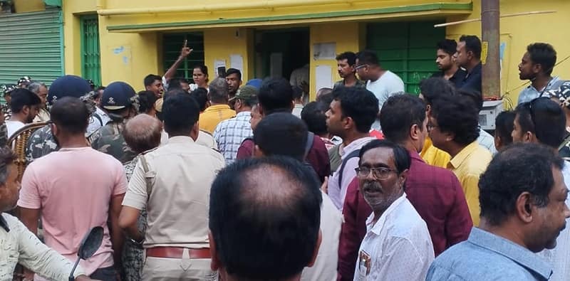 প্রাক্তন মন্ত্রী উজ্জ্বল বিশ্বাসের বাড়িতে পুলিশ