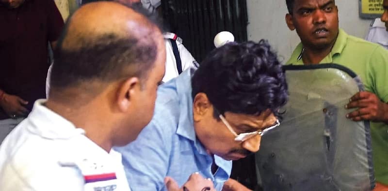 গোবর-ডিম-টম্যাটো, বিজেপির তুমুল বিক্ষোভ সব্যসাচীকে ঘিরে, কচু পাতা, খবরের কাগজ দিয়ে কোনওক্রমে বাঁচাল পুলিশ