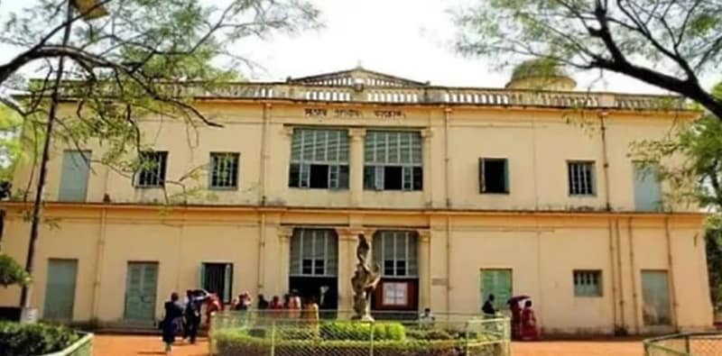 প্রকাশ্যে ঝুলিয়ে মাংস বিক্রি বন্ধের নোটিস বিশ্বভারতীর