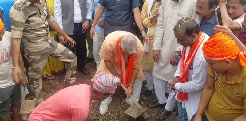 উলুবেড়িয়া ২ নম্বর ব্লকের জোয়ারগড়ি এলাকায় মহাত্মা গান্ধী জাতীয় গ্রামীণ কর্মনিশ্চয়তা প্রকল্পের সূচনা করলেন পঞ্চায়েত মন্ত্রী দিলীপ ঘোষ