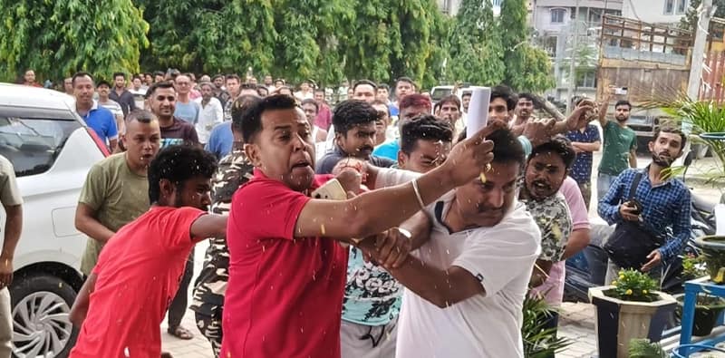 ময়নাগুড়ি থানার পুলিশের হাতে গ্রেপ্তার পঞ্চায়েত সমিতির কর্মাধ্যক্ষ বিমলেন্দু চৌধুরী, তাঁকে লক্ষ্য করে ডিম ছুঁড়লেন জনতা