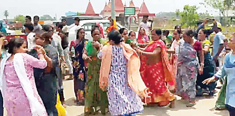 বিজেপি নেতার গ্রেপ্তারির দাবি, অণ্ডাল থানার সামনে মহিলাদের বিক্ষোভ