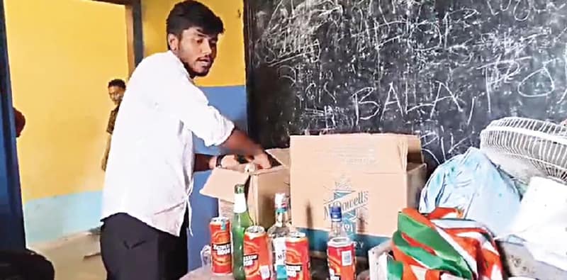 জলপাইগুড়ির কলেজের ইউনিয়ন রুম থেকে মিলল মদের বোতল, মেয়েদের পোশাক!