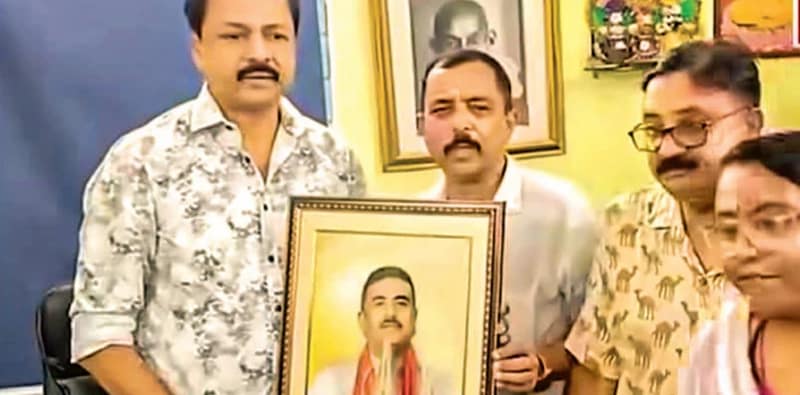 তৃণমূল নেতাকে শুভেন্দুর ছবি উপহার, কর্মী অসন্তোষে প্রকাশ্য রাস্তায় হাতাহাতি বিজেপির
