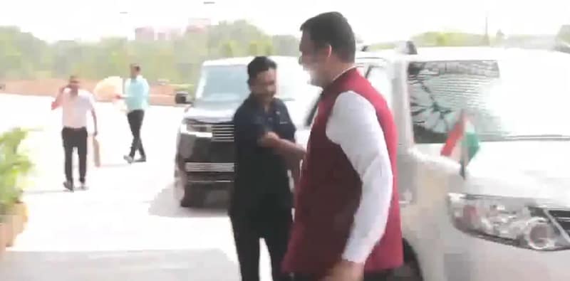 এনডিএ নেতাদের বৈঠকে অংশ নিতে দিল্লিতে পৌঁছলেন মহারাষ্ট্রের মুখ্যমন্ত্রী দেবেন্দ্র ফড়নবিশ