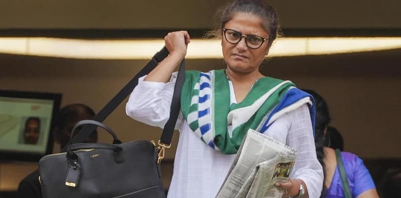 বিদ্রোহ বাড়ছে, ইস্তফা সুস্মিতার