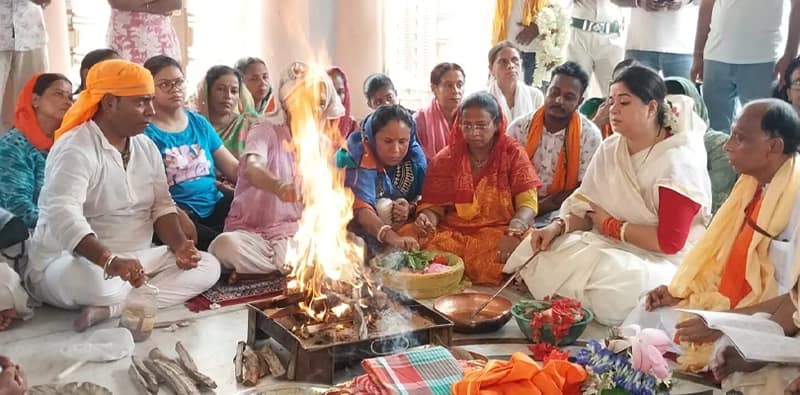 প্রধানমন্ত্রীর সাফল্য কামনায় সর্বমঙ্গলা মন্দিরে হোম করছেন মন্ত্রী মৌমিতা বিশ্বাস মিশ্র